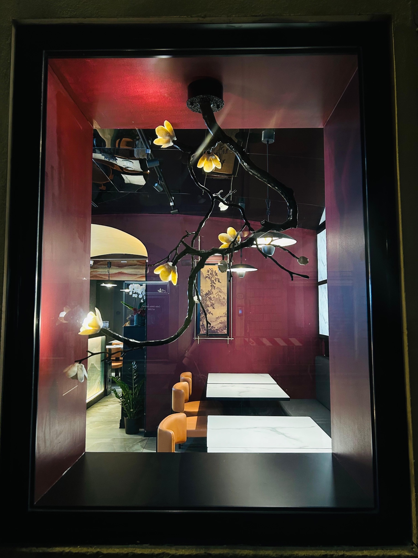 La sala del ristorante Sapori 味来 con pareti bordeaux
