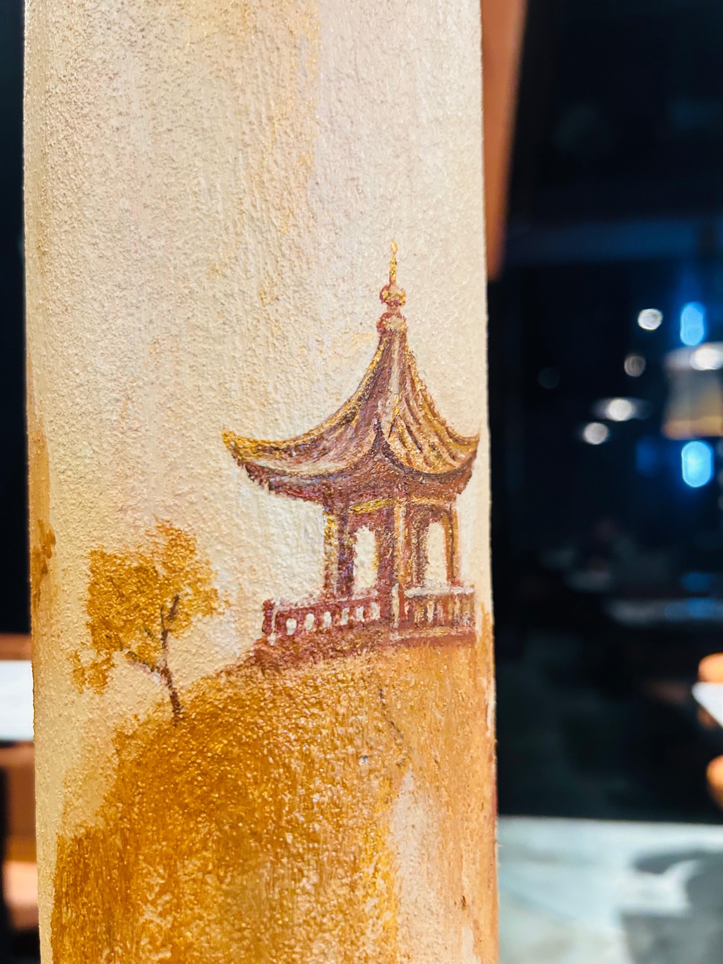 Colonna dipinta con pagoda cinese