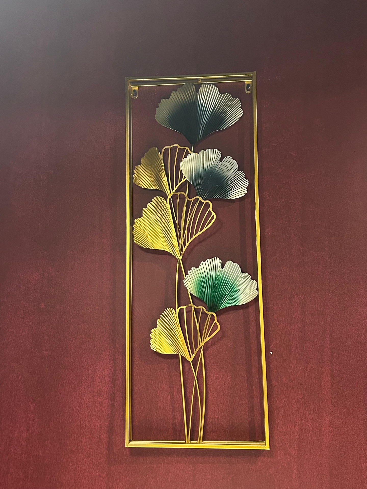 Decorazione dorata a foglie di ginkgo