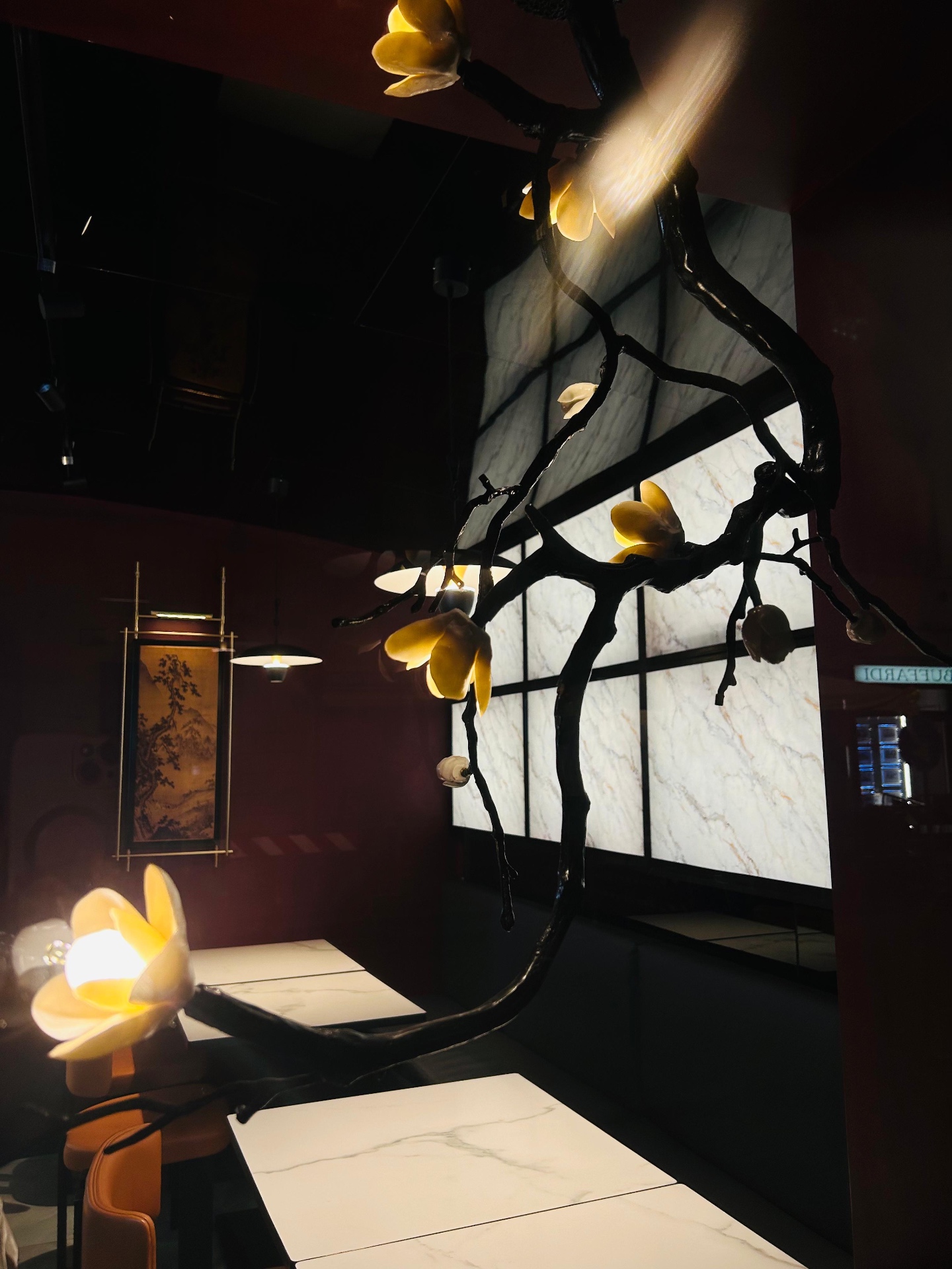 Lampada a forma di magnolia nella sala